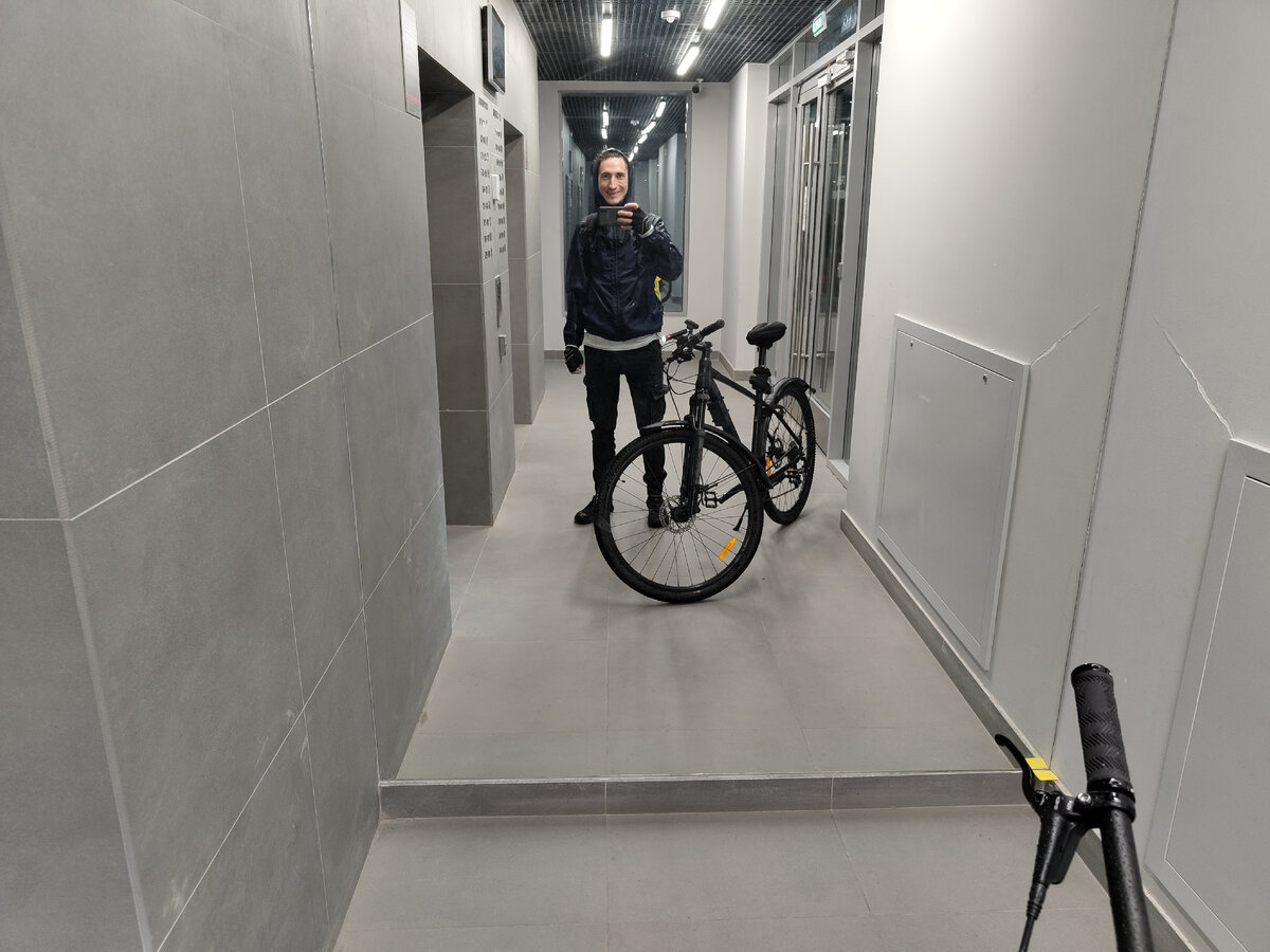 Этот снимок из архива. Вспоминая как я промокшим и в холодную погоду возвращался домой.