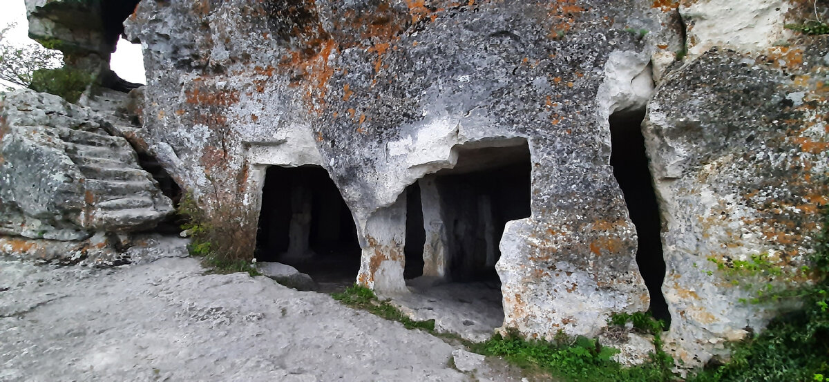 Мангуп-Кале. Жилые пещеры