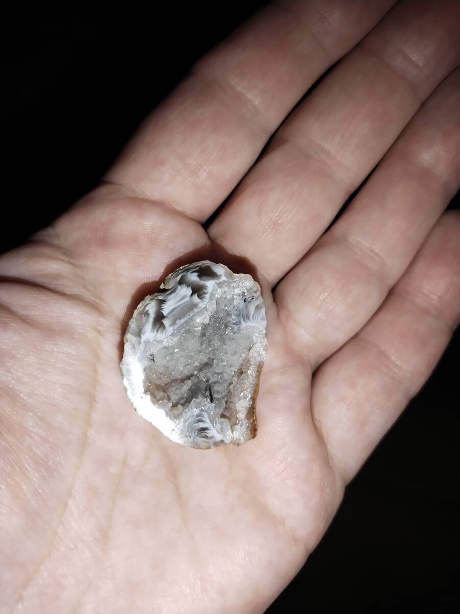 Жеода с кристаллами кварца внутри