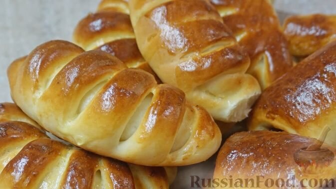 мука, дрожжи, кефир или молоко, масло сливочное, яйца, соль, сахар, повидло