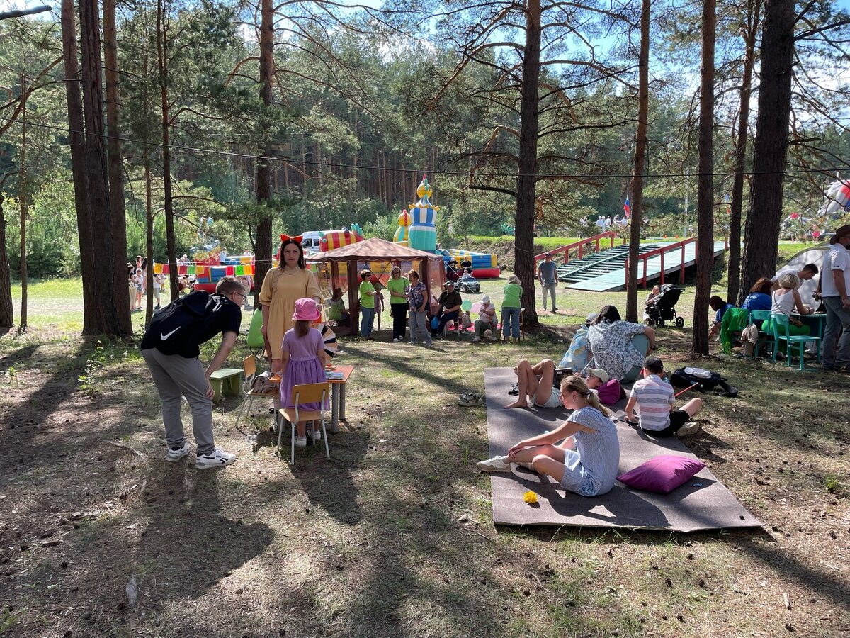 Библиотечный дворик на Дне посёлка Белоярский 2023 г.