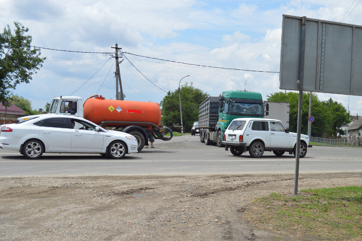 Фото автора. Август 2023. На одном из перекрёстков города.