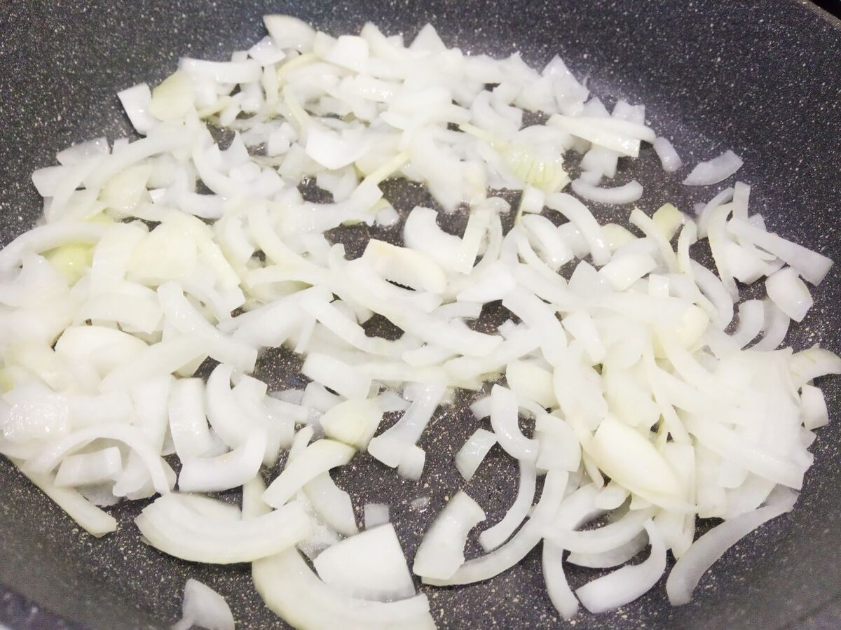 Обжариваем лук