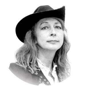 Виктория Шервуд — петербургская писательница, журналист, редактор, художница. Автор идеи сборника «Дети войны», а также редактор и составитель сборников «Блокада», «Как мы пережили войну» и «Наш бессмертный полк» издательства АСТ. В этих книгах сотни людей делились своими воспоминаниями и историями, из которых складывается наша общая память о событиях, которые пережила наша страна.