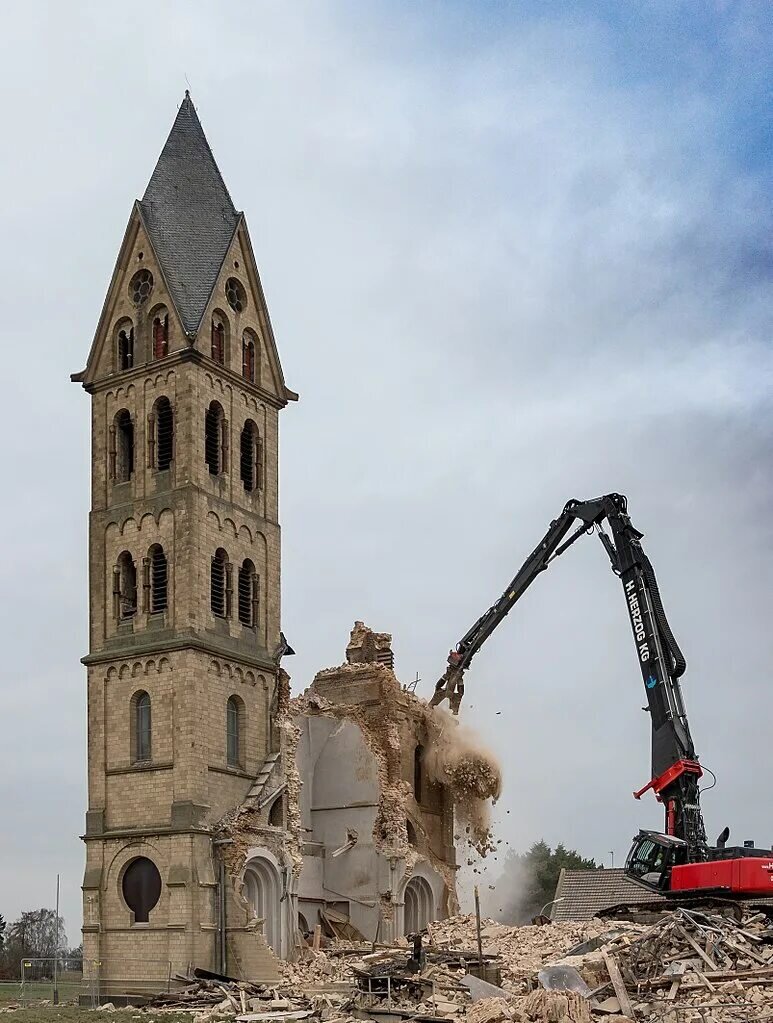 Разрыв в приоритетах: сносят церкви из-за нехватки ресурсов, в то время как  огромные суммы тратятся на поддержку ЛГБТ-парадов.