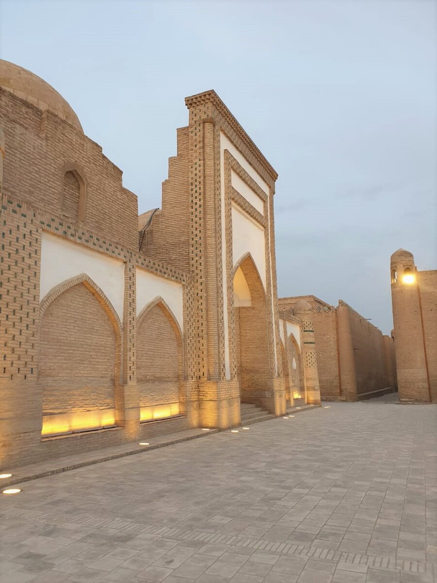 Здесь меньше туристов, чем в Самарканде и Бухаре. И здесь легко почувствовать себя частью древней истории. Вечером включается красивая подсветка, что позволяет перемещаться по узким улочкам.