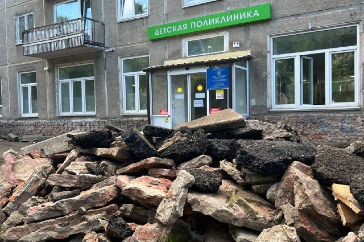    В Красноярске ремонтируют дорогу у детской поликлинике на 60 лет Октября