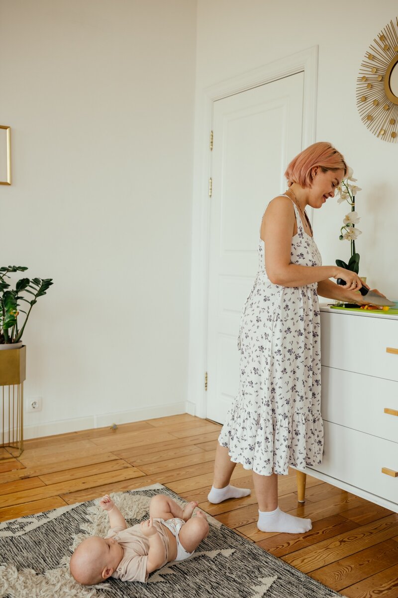 Одно из распространённых занятий во время бодрствования ребёнка – совместный быт