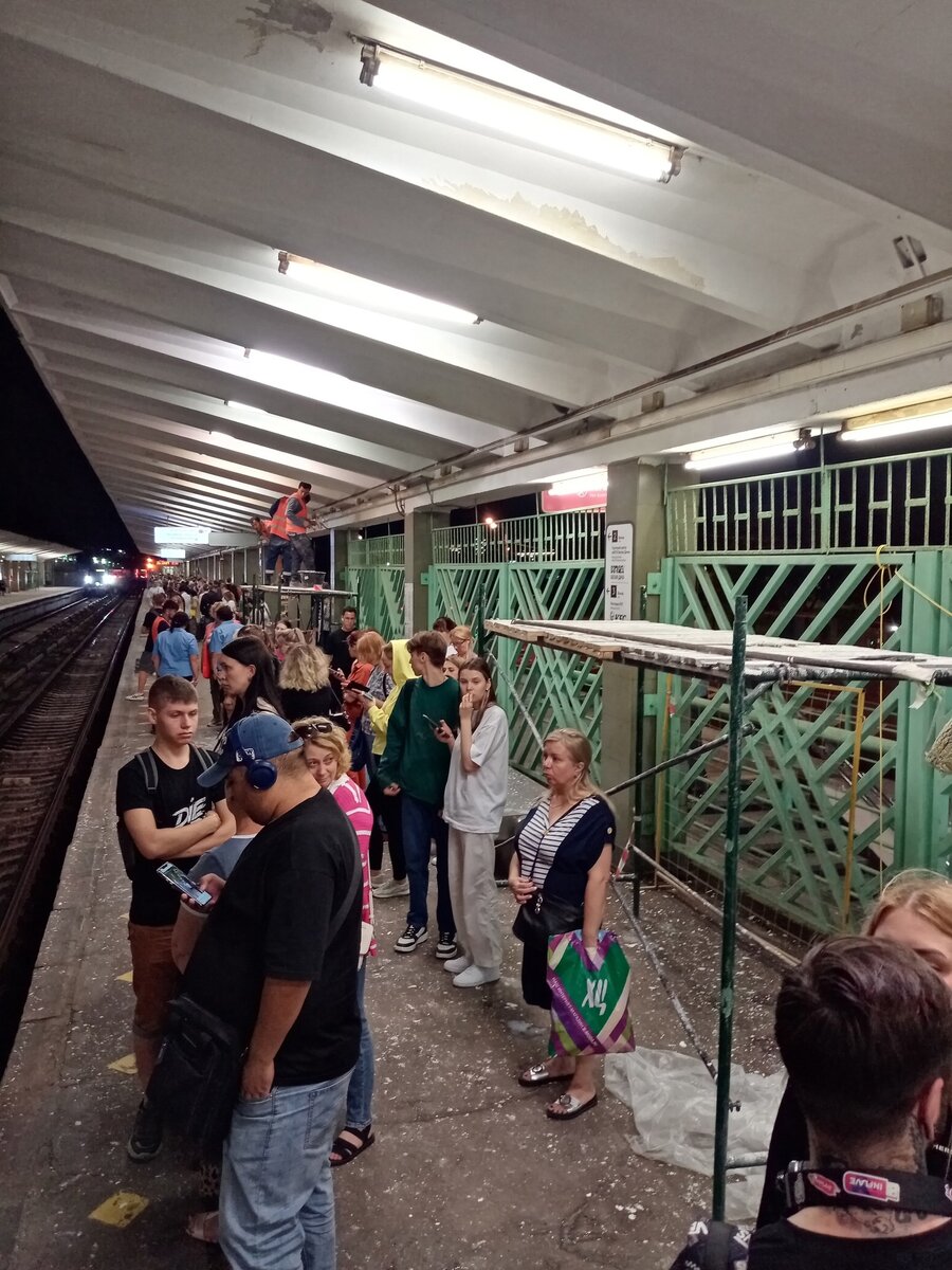 Выхино 3 путь. Реконструкция выхино. Платформа выхино метро. Метро закрытие станций лермонтовский проспект жулебино котельники. Метро выхино.