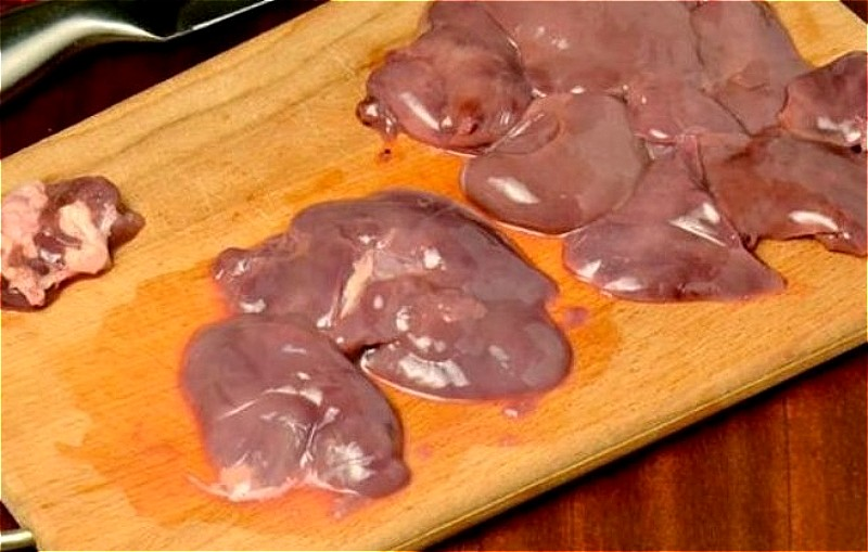 Куриная печень на сковороде. Печень фламбе. Как почистить куриную печень. Как почистить куриную печень. Печень с луком на сковороде.