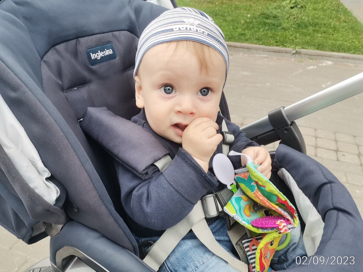 На прогулке. Шапочка становится маловата. 😃