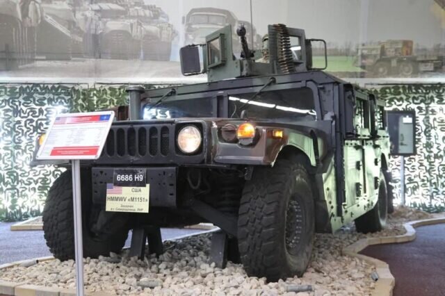 Бронированный Hummer остановился в российском парке