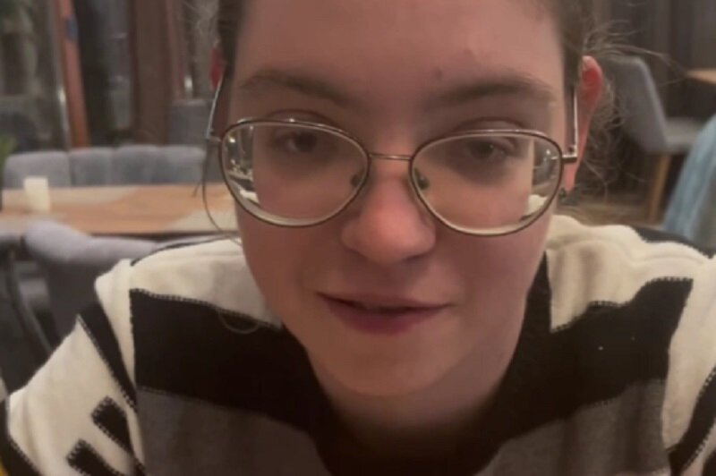 Сейчас Ева с бабушкой живет в Болгарии