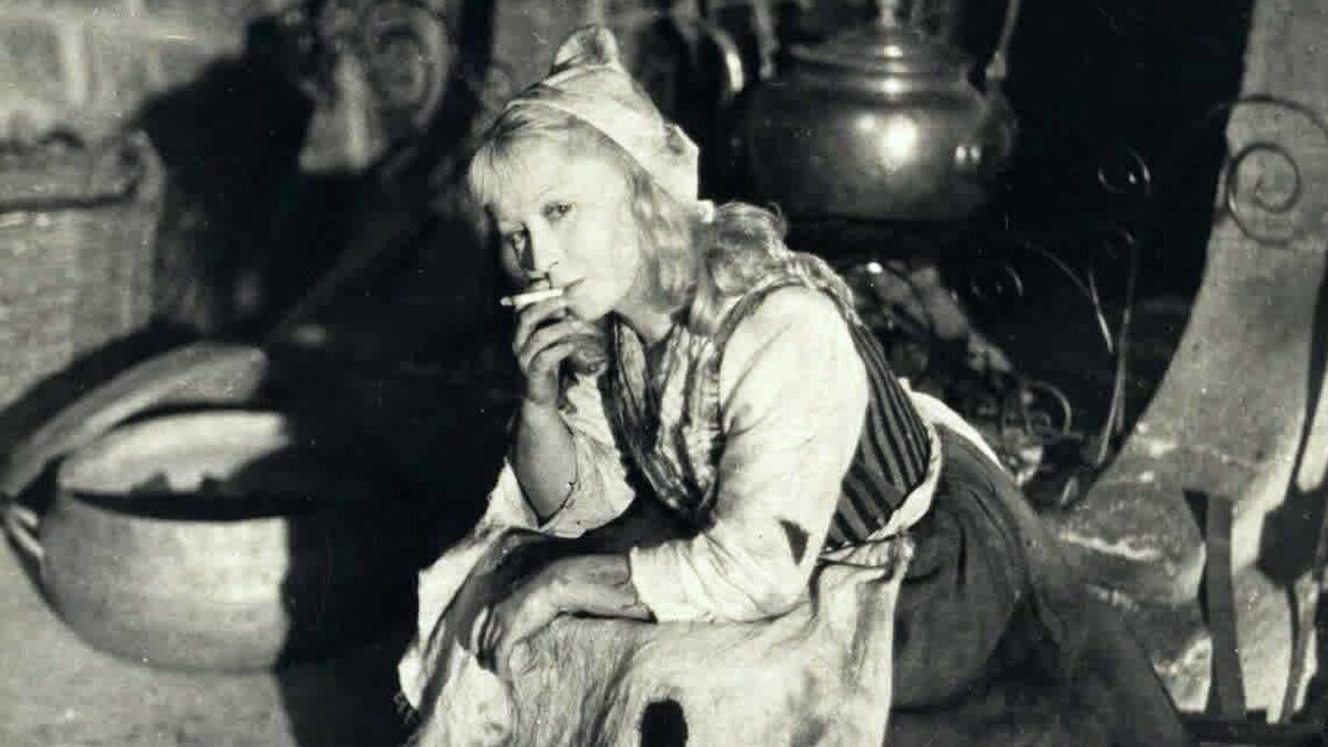 Фотография «Золушки» с сигаретой, сделанная в перерыве между съёмками, стала доступна публике годы спустя. Никто не догадывался о маленьких слабостях Янины Жеймо, и о том, что актриса пережила блокаду, развод… эта привычка стала для неё способом борьбы со стрессом и голодом.