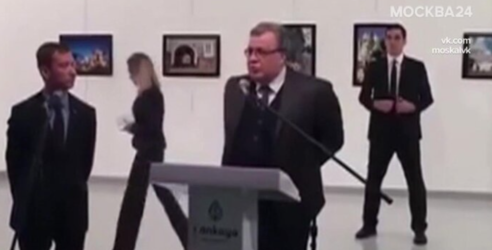 убийца уже стоит сзади.....