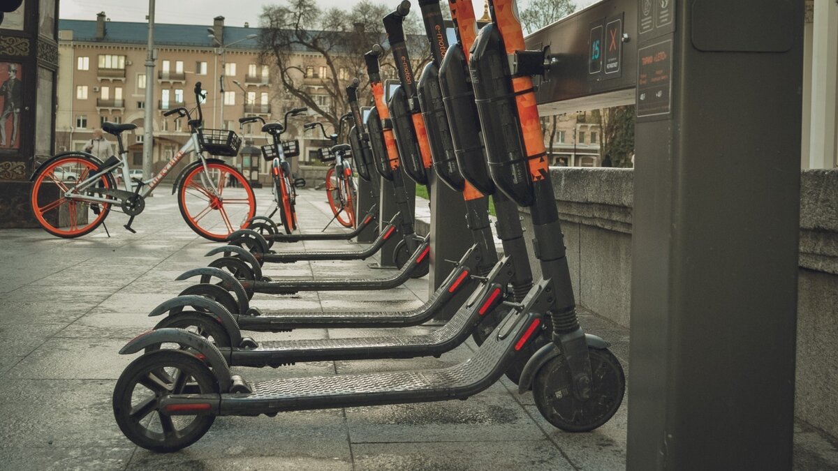     Тюменцы заметили сразу трёх малолетних детей, которые катались на электросамокате в Тарманах.