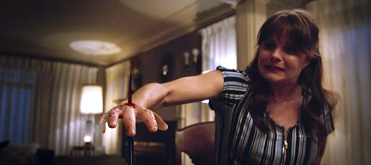 Кадр из фильма "Призраки дома Лэнгов" (Экстрасенс. Дело Софи) / They Live in the Grey (2021), режиссёры Абель и Берли Ван 