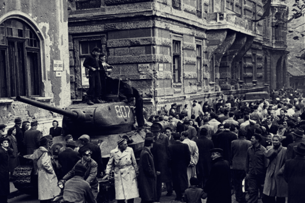 На фото: ввод советских войск в Венгрию