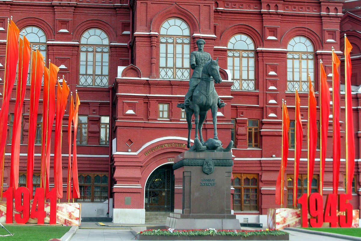 памятник маршалу жукову на красной площади