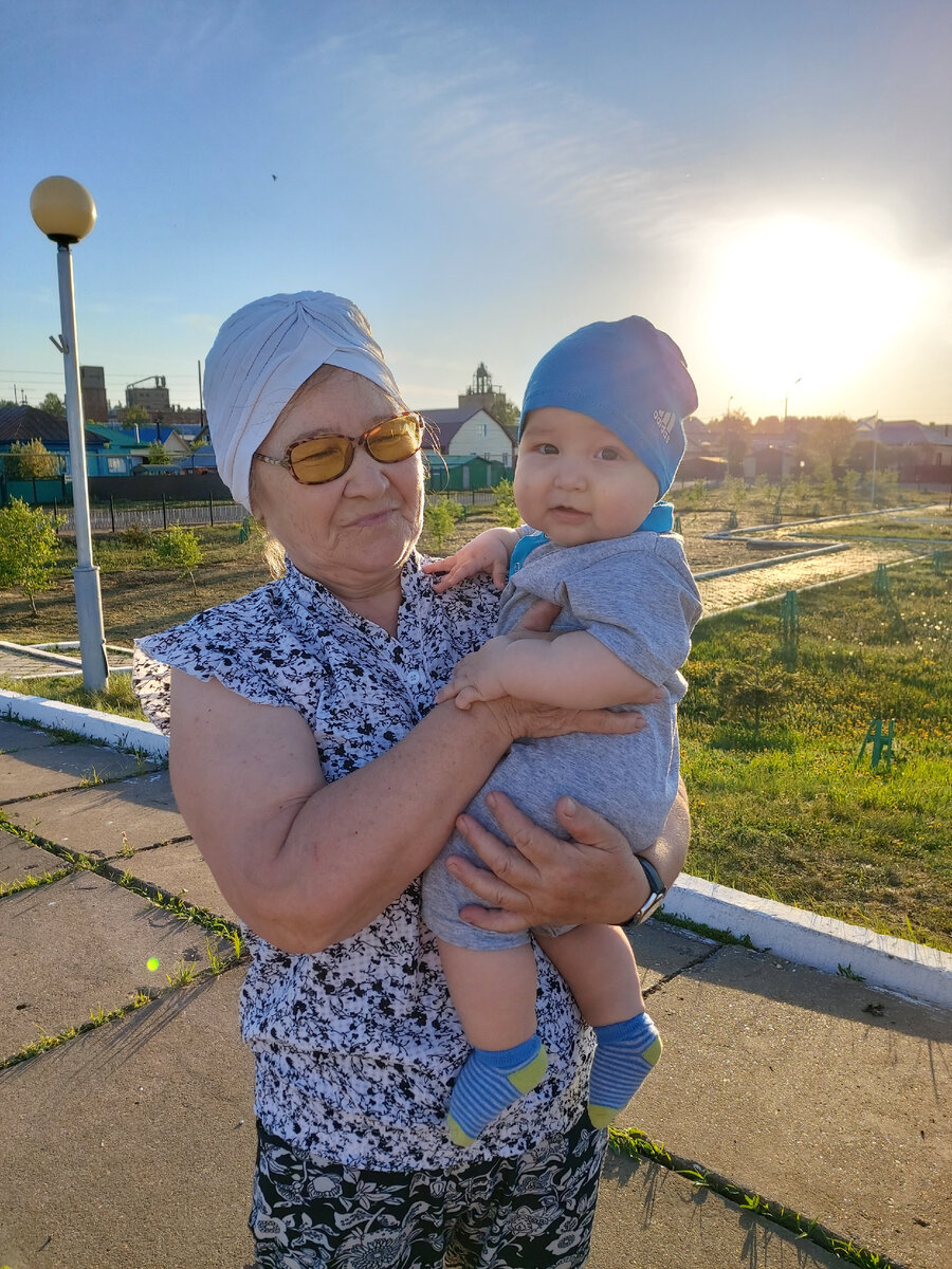 Я люблю его фотографировать, когда сделала серию снимков, и увидела это фото, я расплакалась. Потому что, это и был тот момент из сна. Дорога, столб, мама и Эмир в синей шапочке