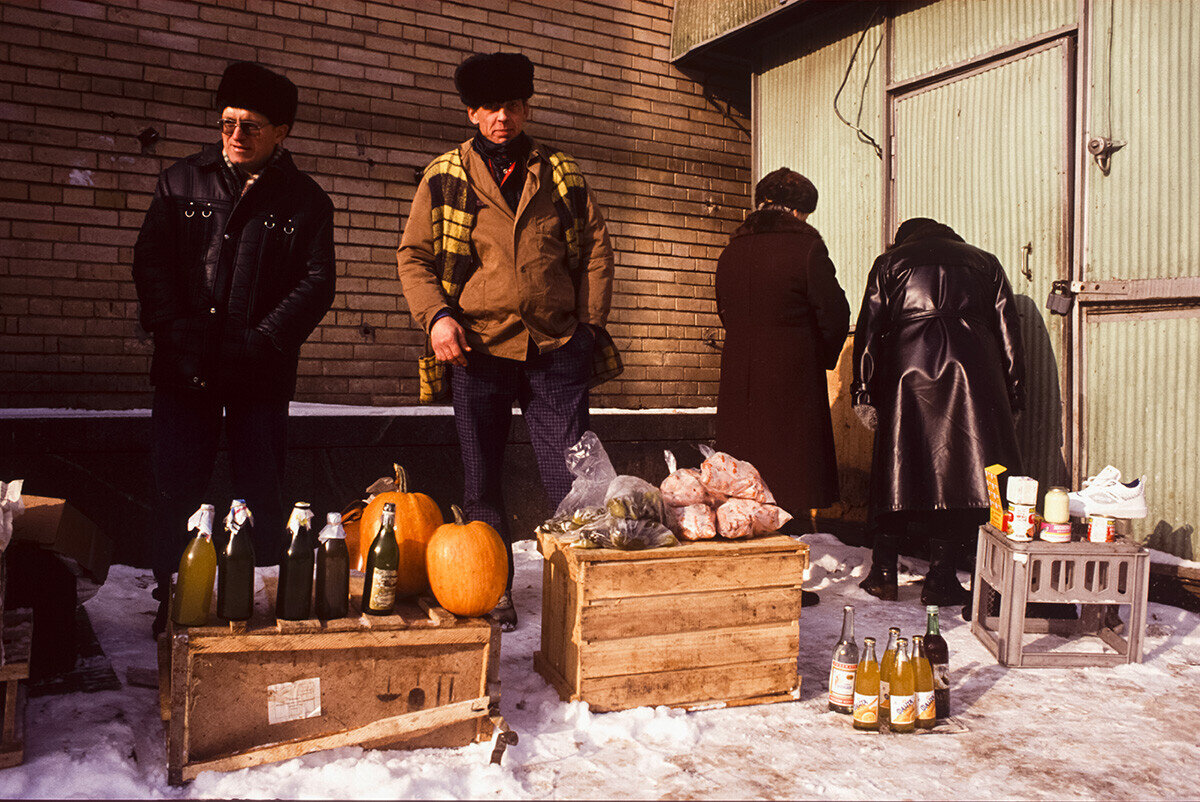 Черный рынок. Москва 1992. Торговля с жителями. Au marche. Черный рынок в россии