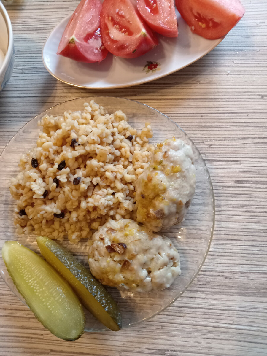 На обед булгур с барбарисом, котлеты паровые с пробитыми кочерыжками брокколи и посыпкой из сухих белых грибов. Все готовились в мультиварке в один заход