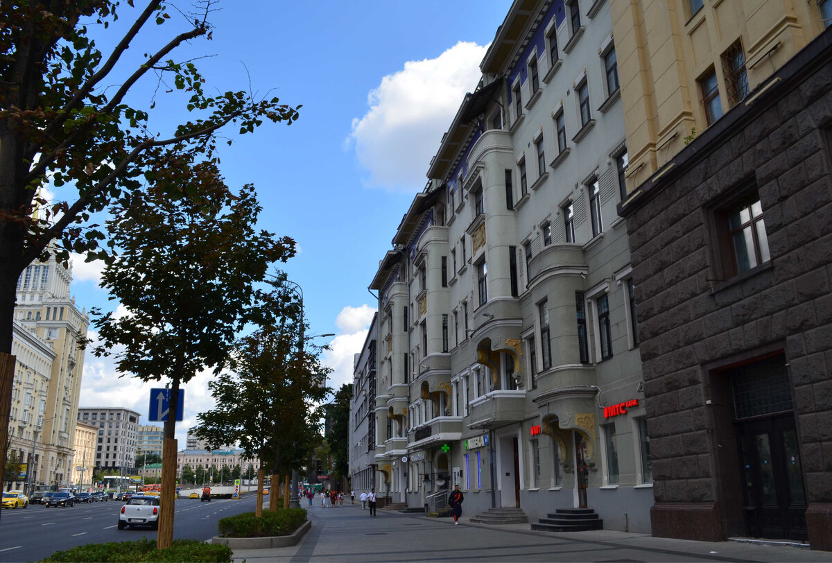 Дом справа Большая Садовая улица, д.10