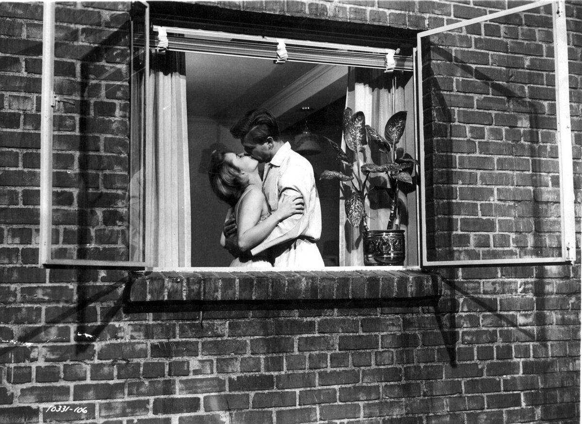 Кадр из фильма «Окно во двор»