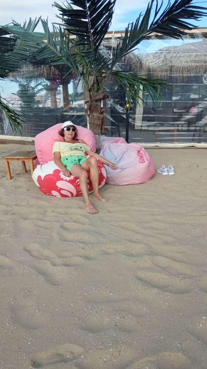 Добежала до пляжа! Устала...