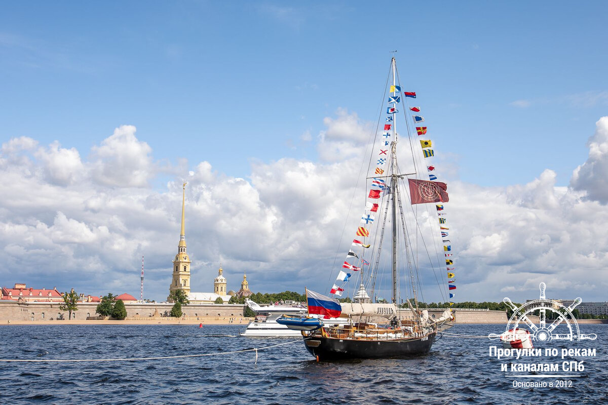 Вид с теплохода "Гармония" в дни празднования ВМФ