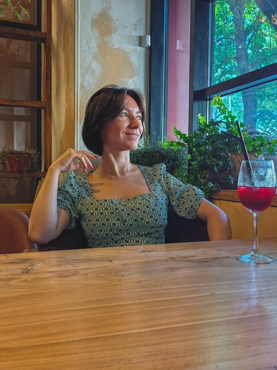 А это просто довольная я после вкуснейшего чебурека 