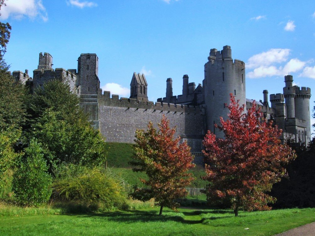 Замок Арундел в Сассексе, где Джоан, ее мать, братья и сестры были помещены под домашний арест Источник=Из [http://www.geograph.org.uk/photo/2083004 geograph.org.uk ] |Дата=2010-09-25 |Автор=[http://www.geograph.org.uk/profile/36675 Пол Джиллетт] |Разрешение=Creative Commons