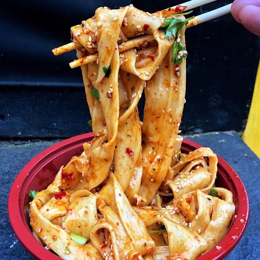 Лапша biáng biáng miàn подается с сухим красным перцем