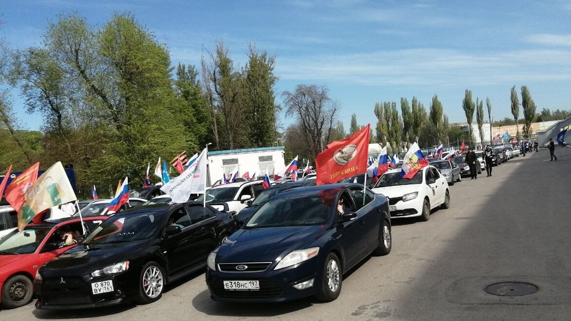     17 июля на Крымском мосту произошел теракт, погибла супружеская пара и пострадала их дочь. Покрытие моста было повреждено, хотя, по заверению Минтранса РФ, опоры моста невредимы. 18 июля по мосту открыли реверсивное движение, но водителям рекомендовано выбирать альтернативные пути по новым регионам.