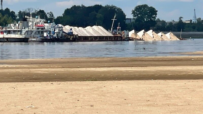     Баржа начала тонуть в реке Волге в Нижегородской области. Фотографии с места ЧП появились в местных пабликах.