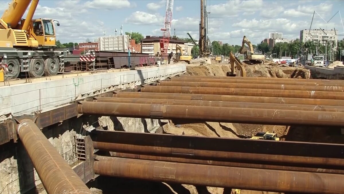     Уже 10 тысяч кубометров земли вывезли из котлована на стройплощадке метро на Сенной в Нижнем Новгороде. Мощные ливни не повлияли на темпы работ, отмечается в Telegram-канале «МетроНН».