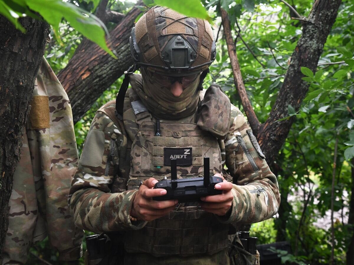    Военнослужащий ВС РФ дистанционно управляет квадрокоптером в зоне проведения СВО© РИА Новости