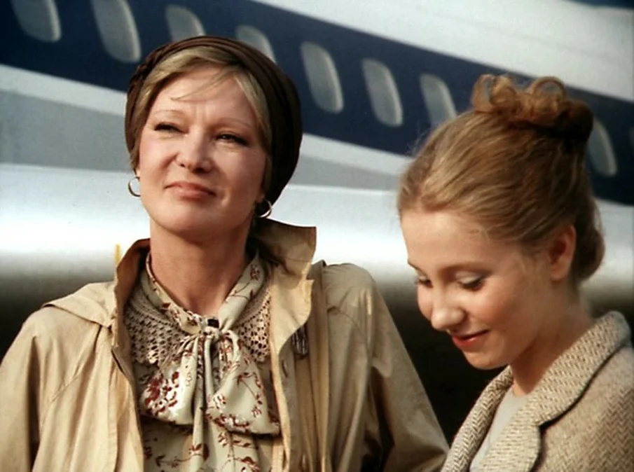 Героям советского фильма «Отпуск за свой счет» в 1981 г. посчастливилось съездить в Будапешт. Красавчик Юра, в которого воплотился Игорь Костолевский, там был в командировке. А сопровождающая тургруппы, сыгранная Людмилой Гурченко, и воспитательница детсада Катя в исполнении Ольги Мелиховой попали туда по путевке. И для этого Катя дошла до самого замминистра