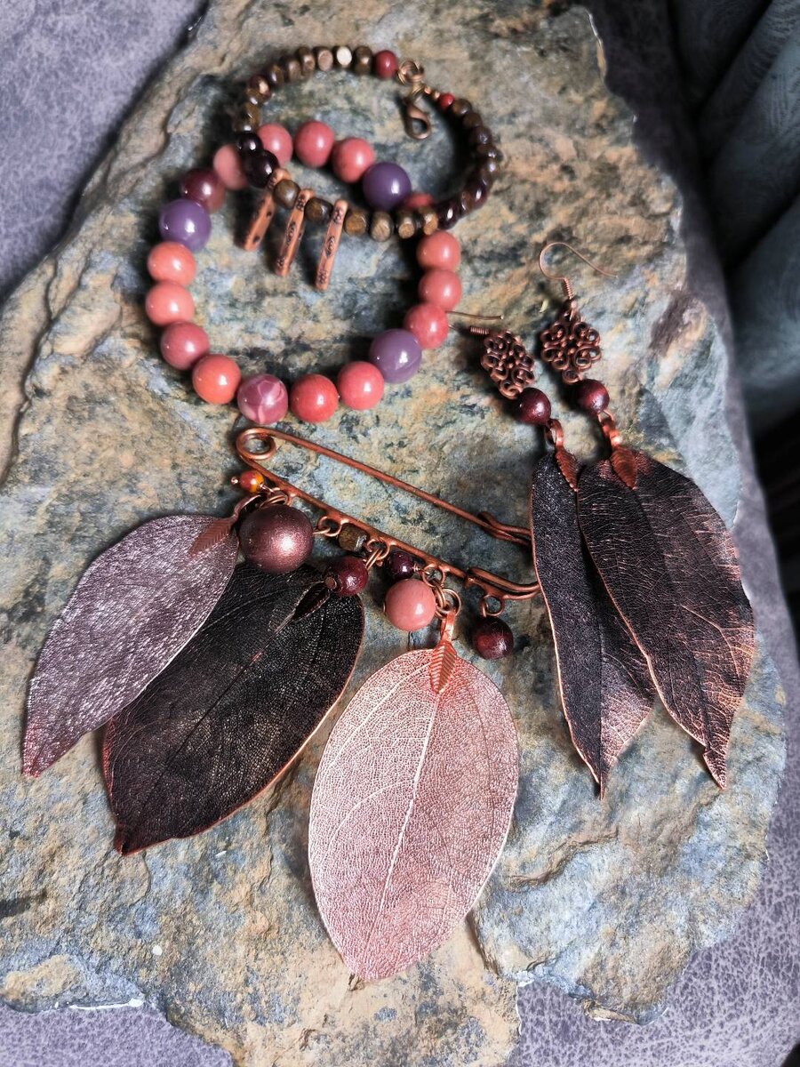 Браслеты подходят к комплекту оба - один деревянный, другой из кальцита, яшмы, агата