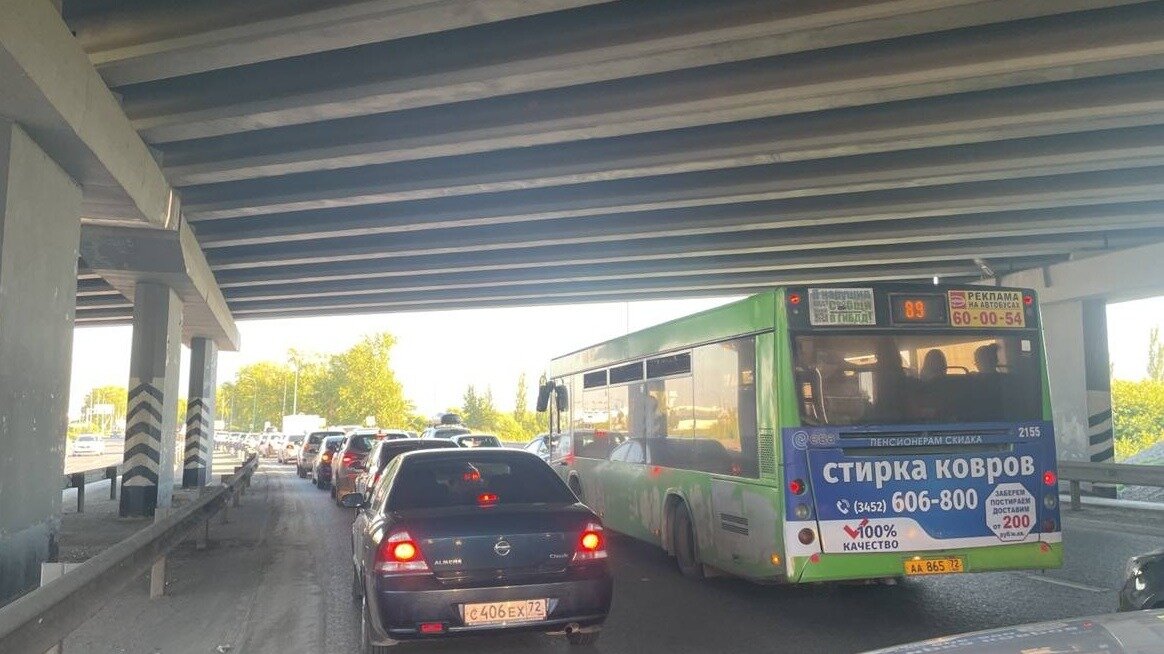     В областной столице движение транспорта практически встало из-за пробок и аварий.