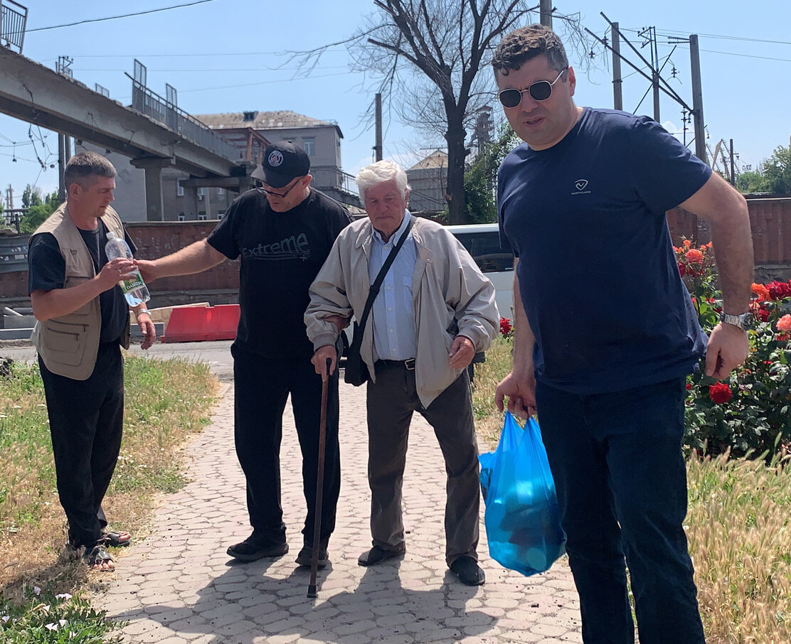 Волонтеры вручили продуктовый набор жителю Мариуполя. Фото автора.