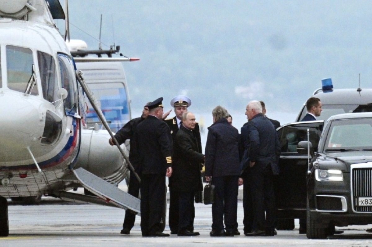    Президент собирался побывать в Североморске, тем более что в последний раз столицу Северного флота, впрочем как и остальной регион, он посещал девять лет назад.