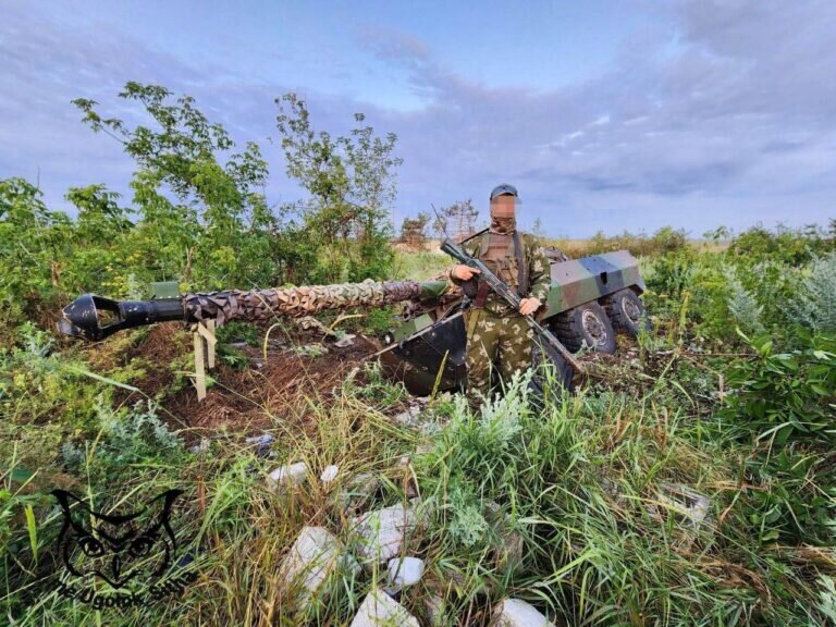 Российский боец у трофейного французского колёсного танка AMX-10RC