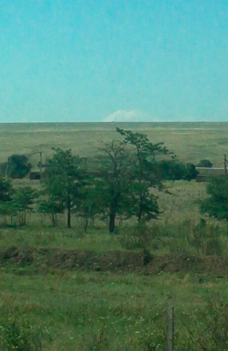 Вон там белые треугольники - это Эльбрус