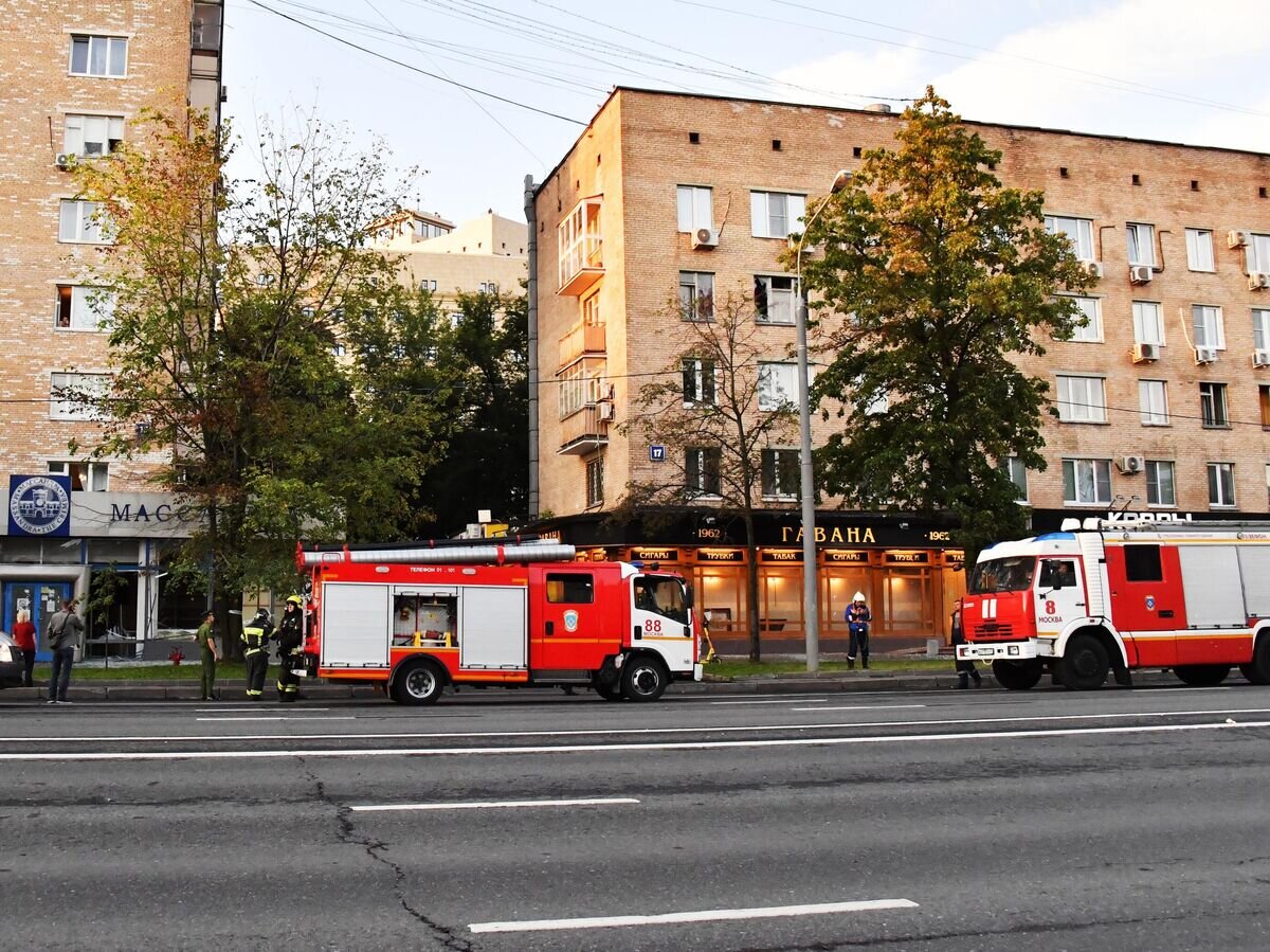    Автомобили экстренных служб на месте взрыва беспилотника на Комсомольском проспекте в Москве© РИА Новости / Наталья Селиверстова