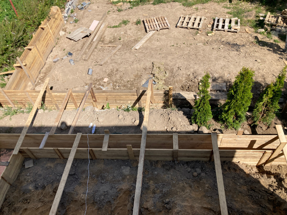 Терраса и далее подпорная стенка