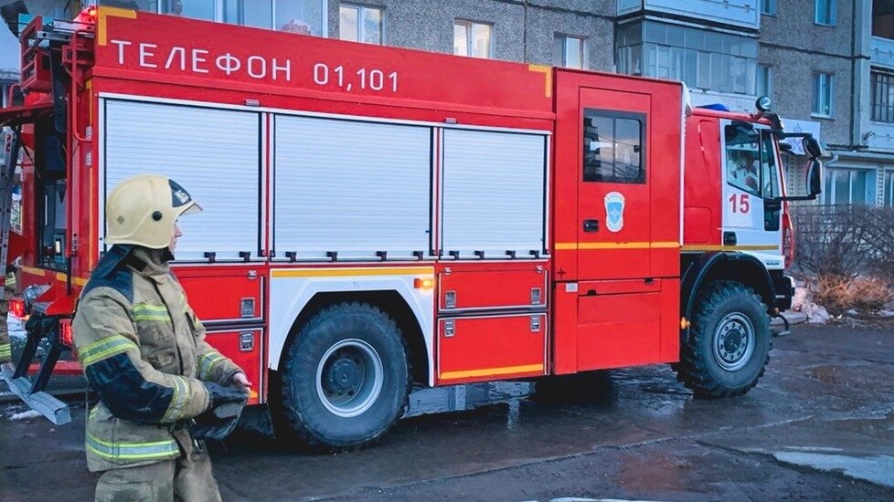     В областной столице на улице Муравленко загорелись старые покрышки.