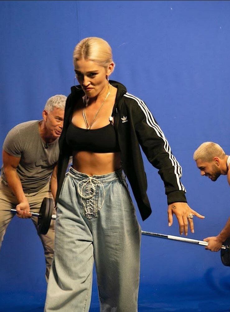 Ну и вот это спортивное и "гоповатое" нечто. В своём стиле блогерша будто не может определиться, кто она - нежная и аккуратная девушка с тонкой душевной организацией.