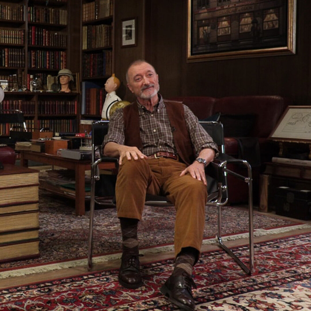 Артуро Перес-Реверте в своей библиотеке. Источник: Кадр из интервью El Pais