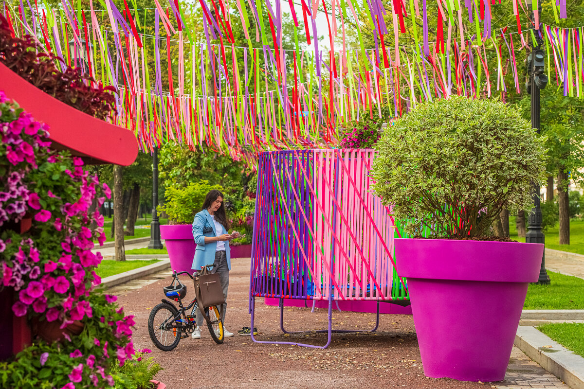 Благодаря фестивалю городского ландшафтного дизайна привычная аллея заиграла новыми красками.
